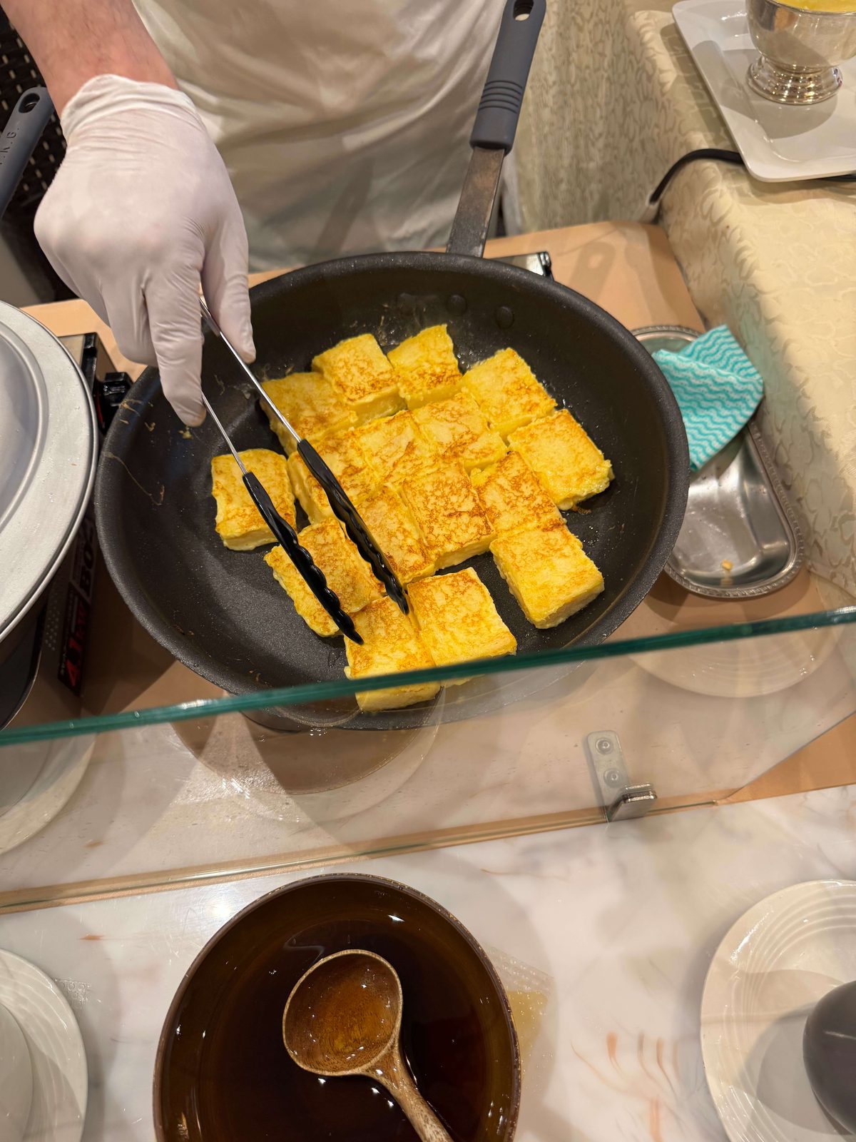 オークラ伝統のフレンチトースト（目の前で焼き上げるライブ調理）