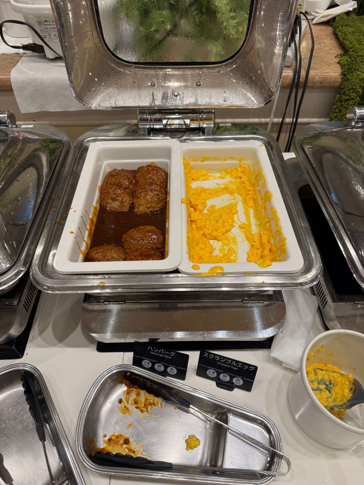 ハンバーグとスクランブルエッグ