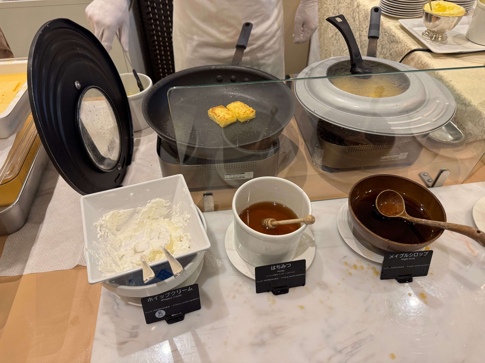 フレンチトーストの薬味（ホイップクリーム・はちみつ・メイプルシロップ）
