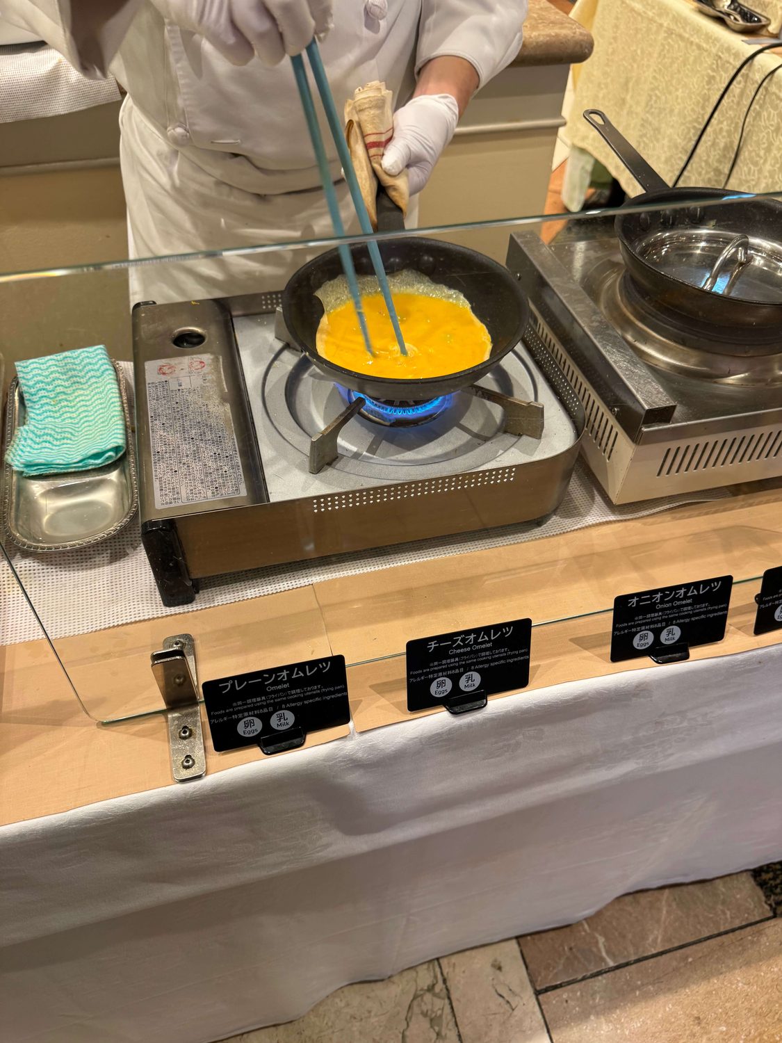シェフが目の前で焼くオムレツ