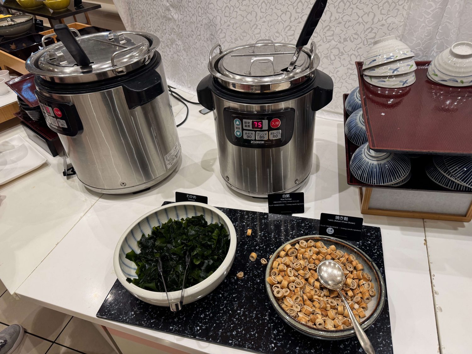 味噌汁（わかめ・なめこ）