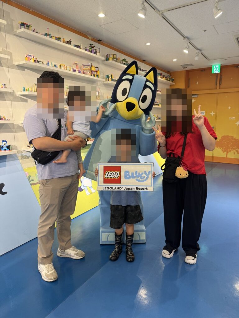 レゴのブルーイと家族で記念撮影
