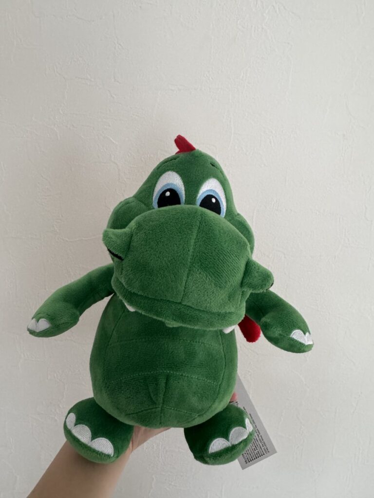 お土産に買ったドラゴンのぬいぐるみ