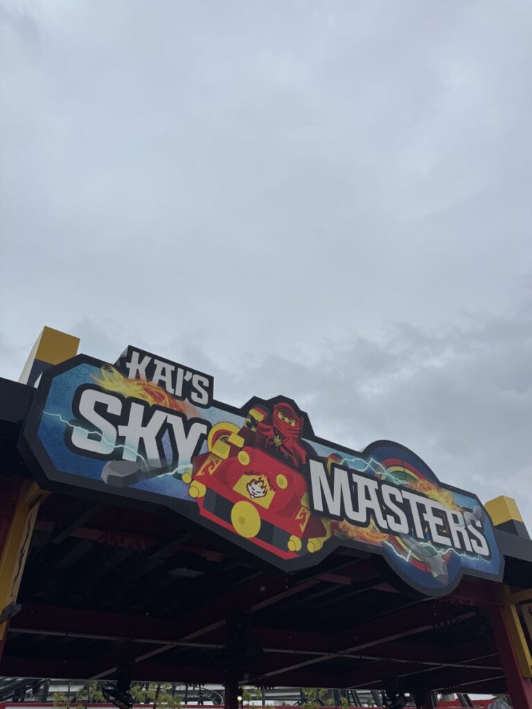 カイ・スカイ・マスターの看板