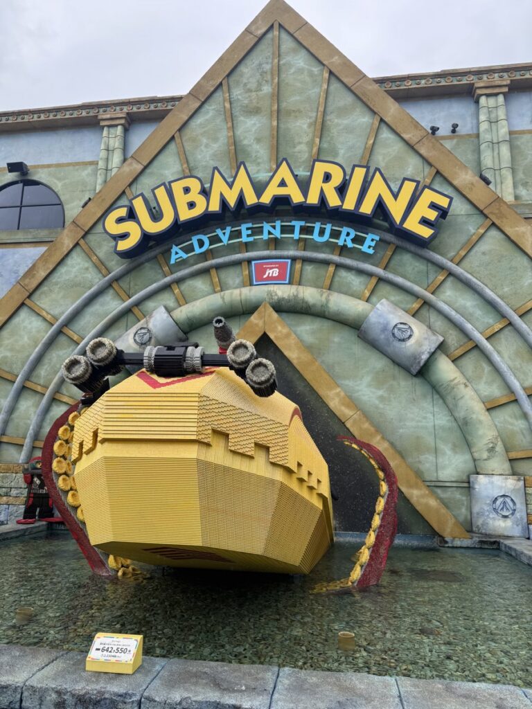 サブマリン・アドベンチャーの入口の黄色い潜水艦