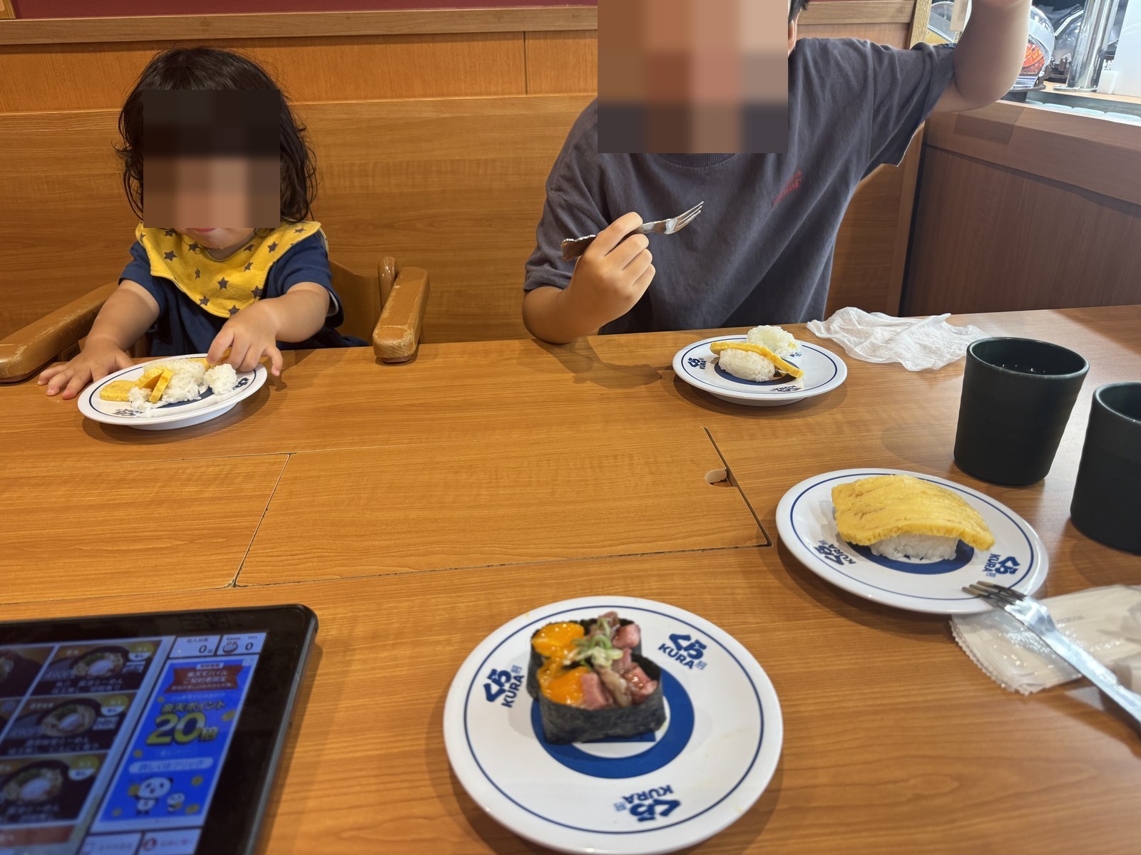 ららぽーと堺のくら寿司で夜ごはんを食べる子ども2人