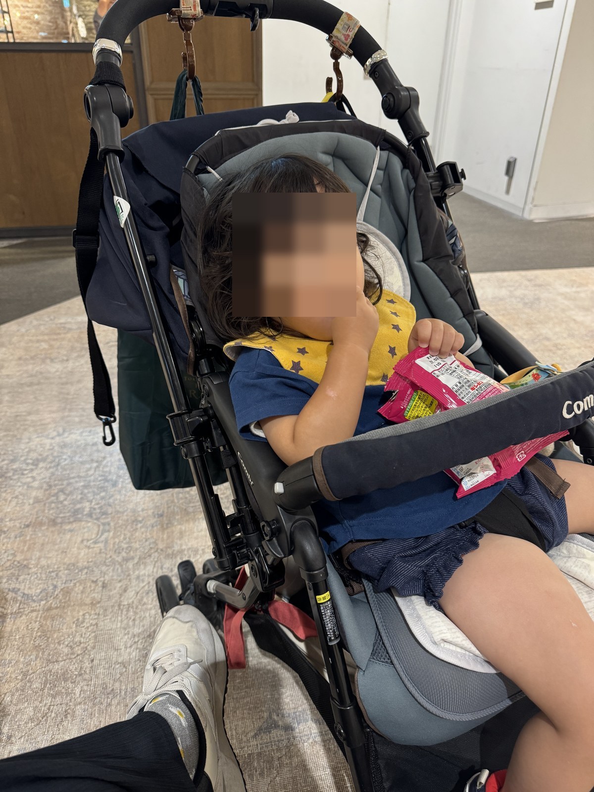 ららぽーと堺のベビーカーでおやつを食べる子ども