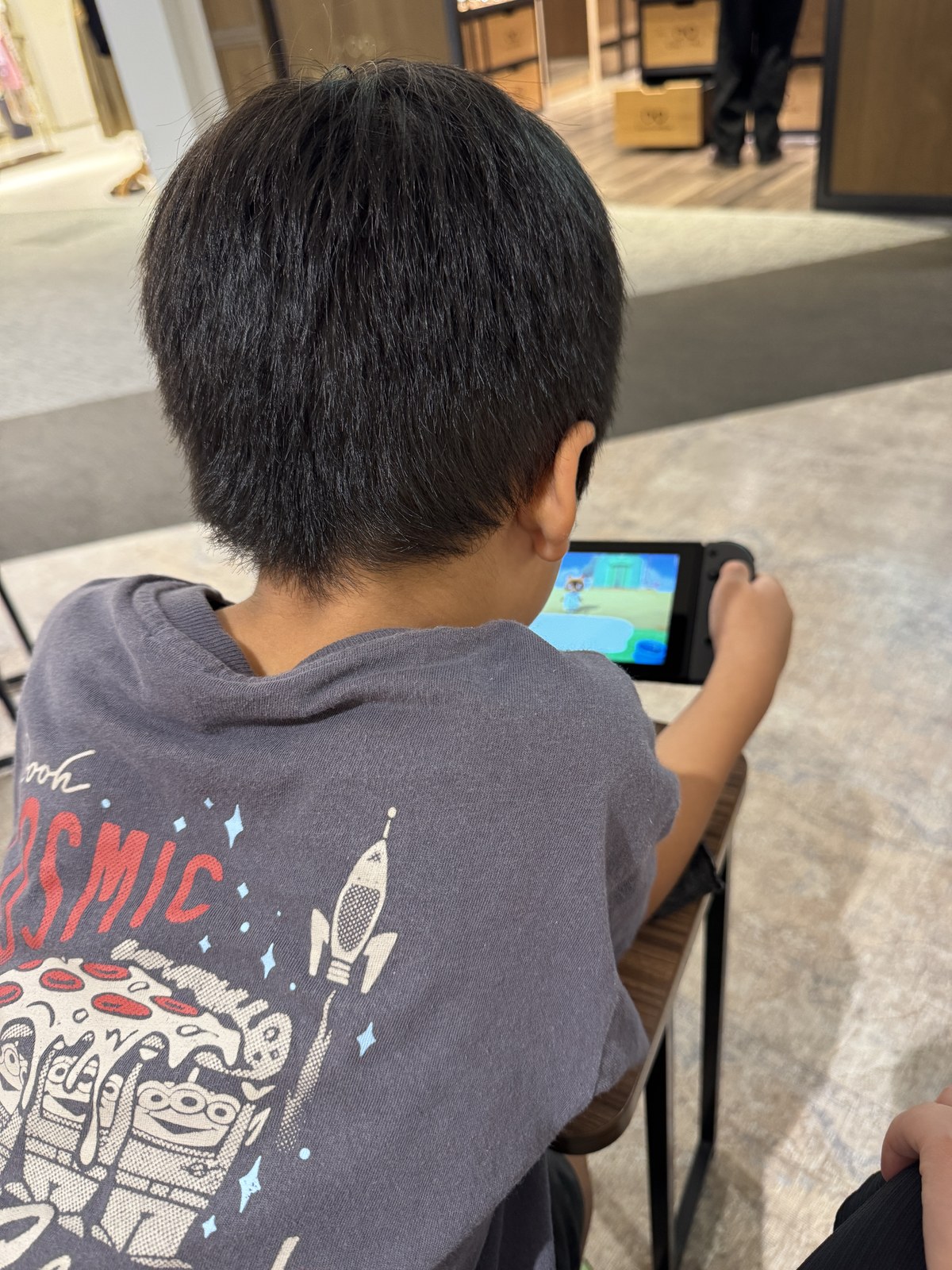ららぽーと堺のソファで休憩しながらSwitchで遊ぶ子ども