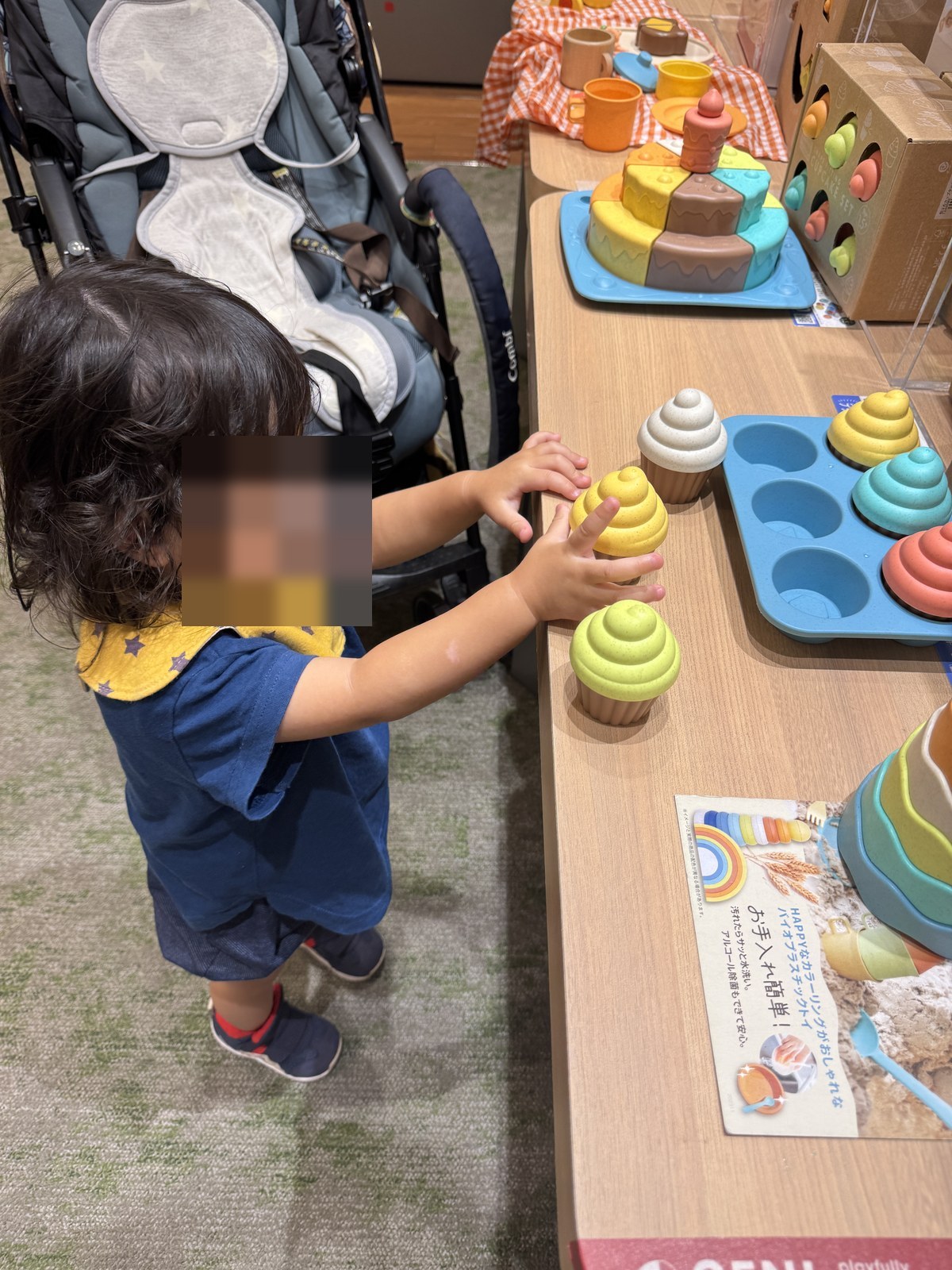 ららぽーと堺のTSUTAYAでおもちゃに手をのばす子ども