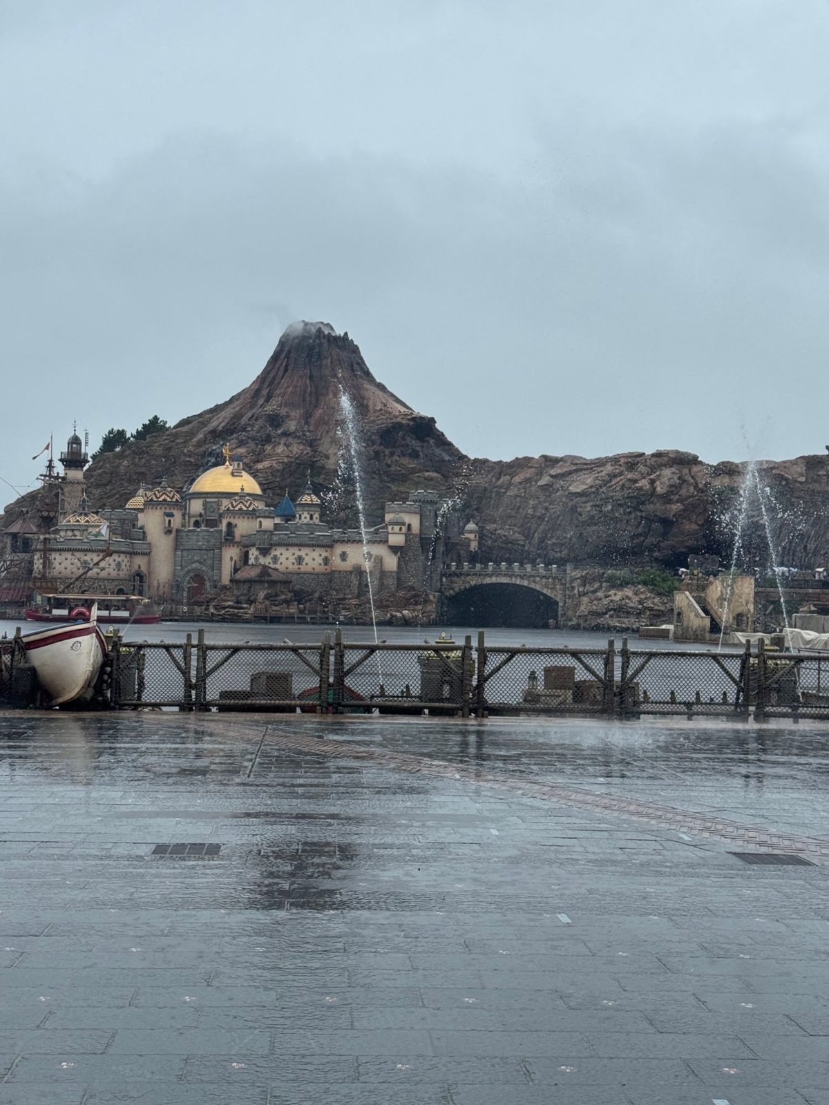 雨のメディテレーニアンハーバーとプロメテウス火山