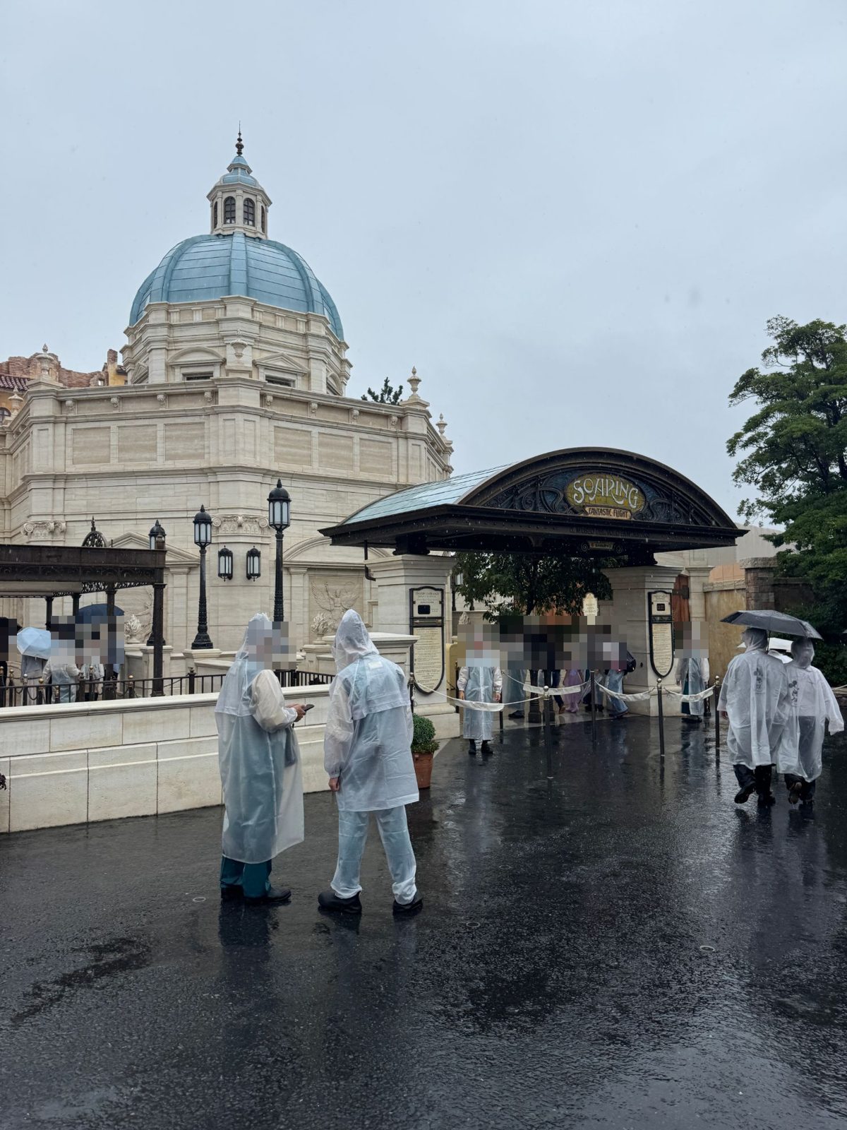 雨の日のソアリン入口