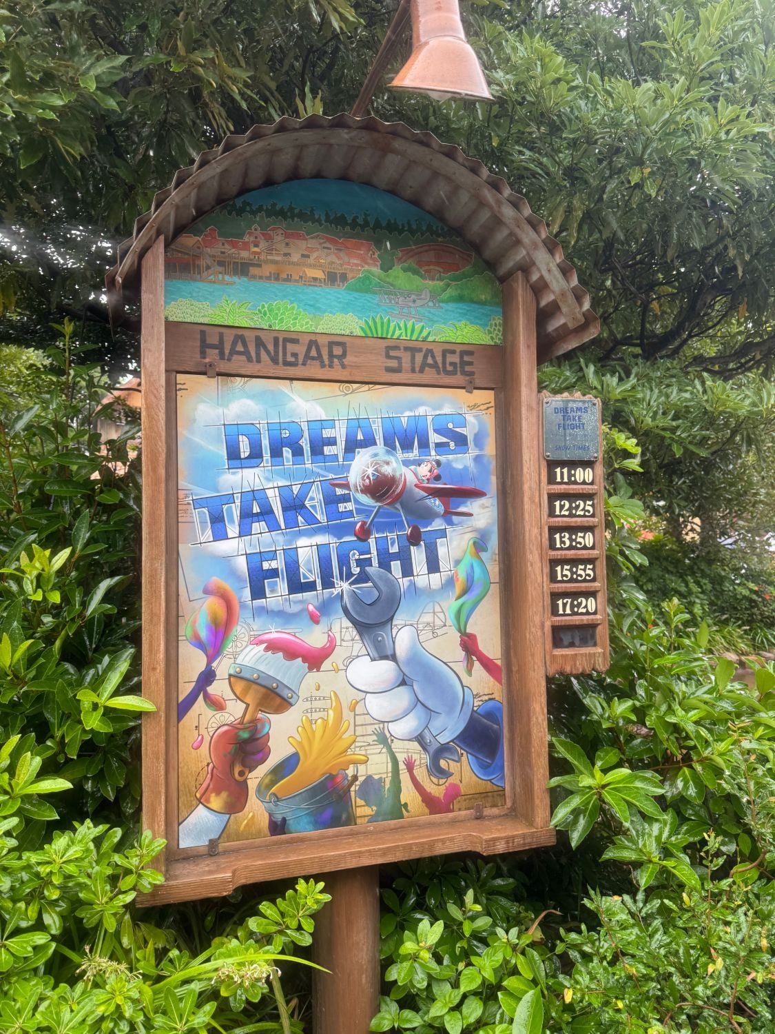 ハンガーステージのドリームス・テイク・フライト看板