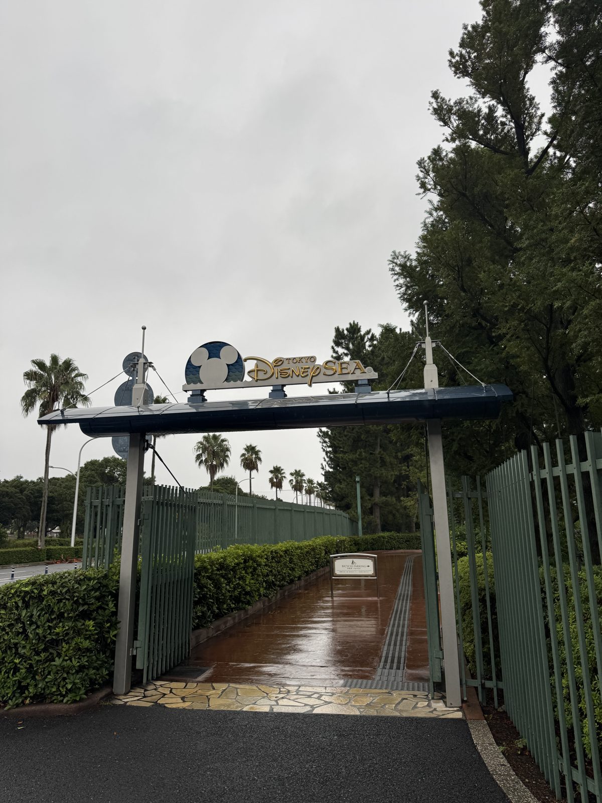 ディズニーシーへ歩いて向かう入口ゲート